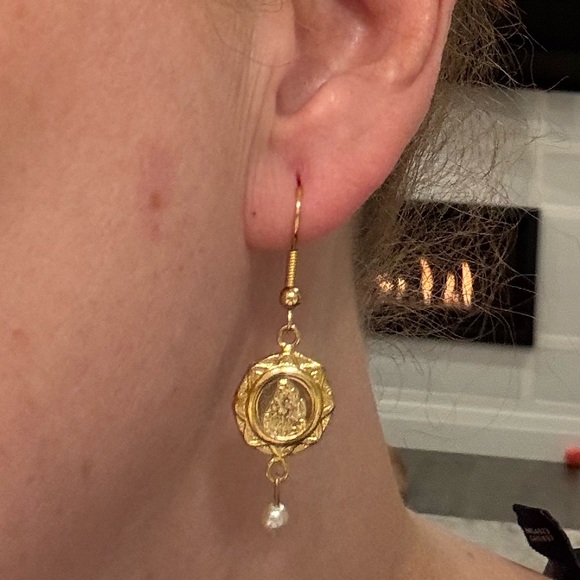 Vintage earrings gold tone Virgin Mary medallions. - Picture 7 of 7
